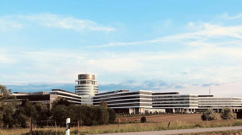 Exterior view of the contemporary corporate building at 12C rue Guillaume Kroll.