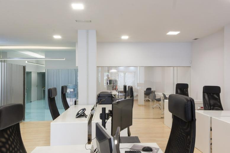 Spacious open-plan workspace at 185, Rua de 5 de Outubro, Porto with modern ergonomic chairs.