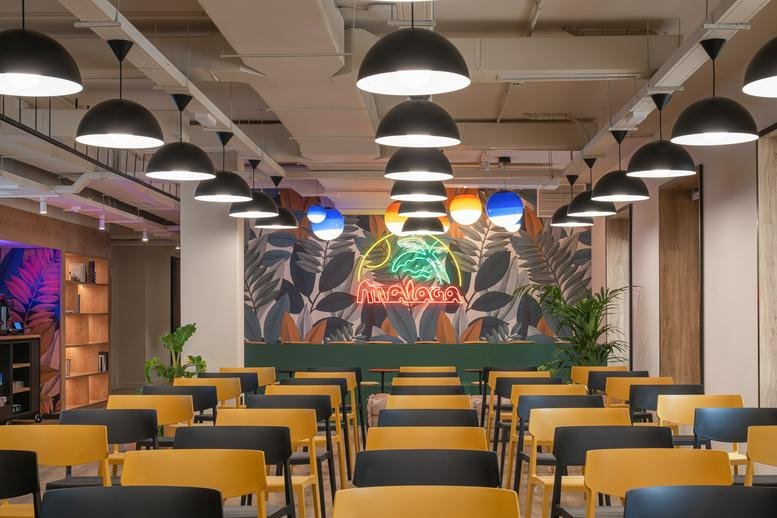 Spacious communal lounge at 21, Calle Compositor Lehmberg Ruiz with dome pendant lights and a tropical mural.