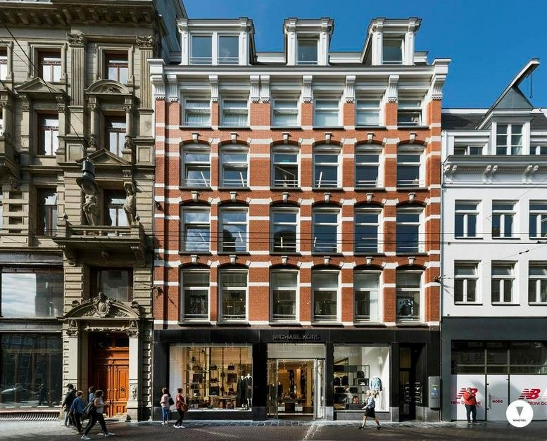 Exterior facade of the brick and stone building at 32 Leidsestraat, 4th & 5th floor.