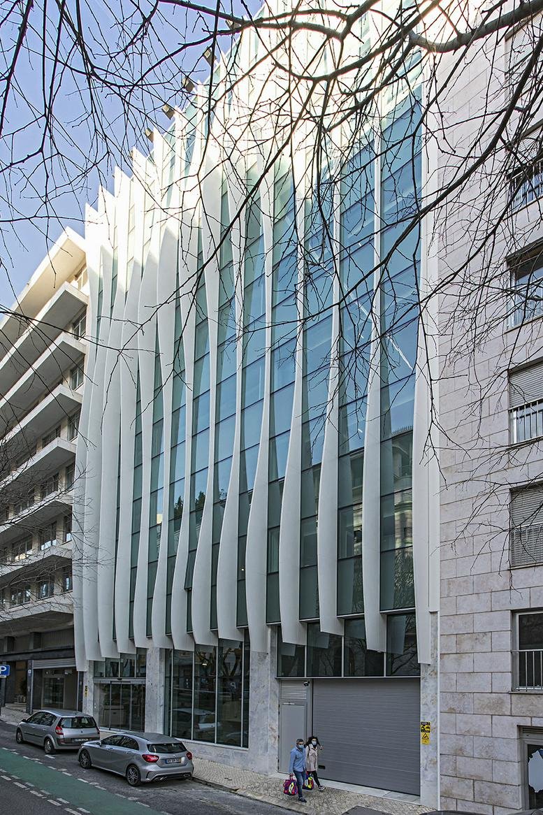 Exterior view of the modern glass-facade building at 4, Avenida Defensores de Chaves.