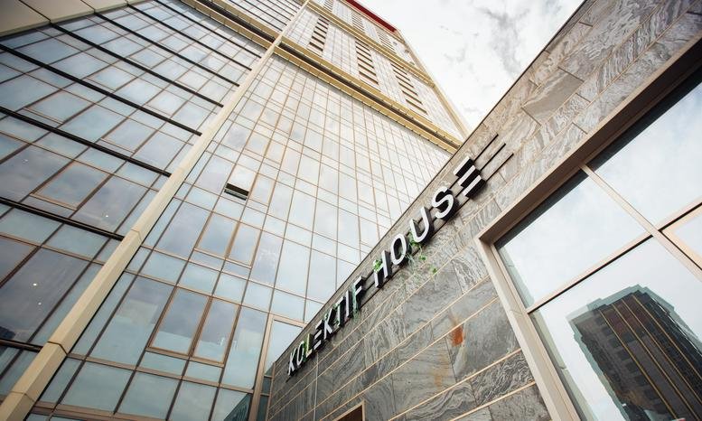 Exterior view of the glass-facade and stone entrance at 42 Maslak.