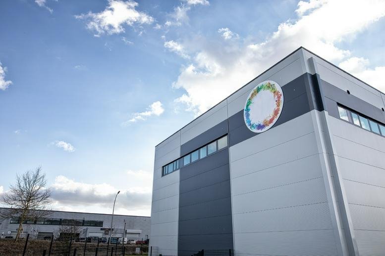 Exterior view of the modern light-grey facade at 44, rue de l’Industrie, Bertrange.