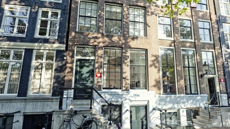 Exterior facade of the historic brick building at 62, Keizersgracht, Amsterdam-Centrum.