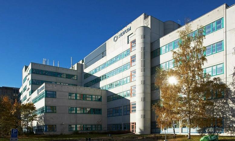 Exterior view of the modern, multi-story facade at 7, Hälsovägen, Huddinge.