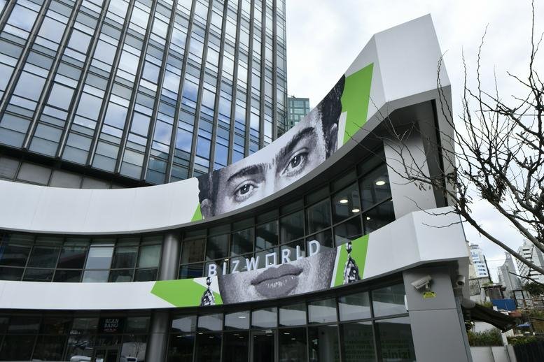 Exterior view of the curved facade and modern entrance at Ahi Evran Caddesi No: 11 Olive Plaza.
