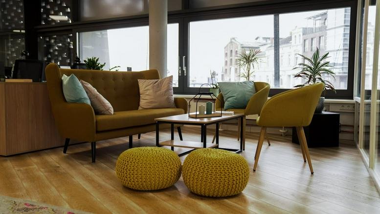 Lounge area at Am Fischmarkt 13a, Stralsund, Mecklenburg-Vorpommern with yellow armchairs and large windows.