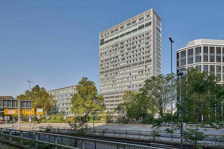 Exterior view of the tall, glass-fronted office building Am Thyssenhaus 1-3.