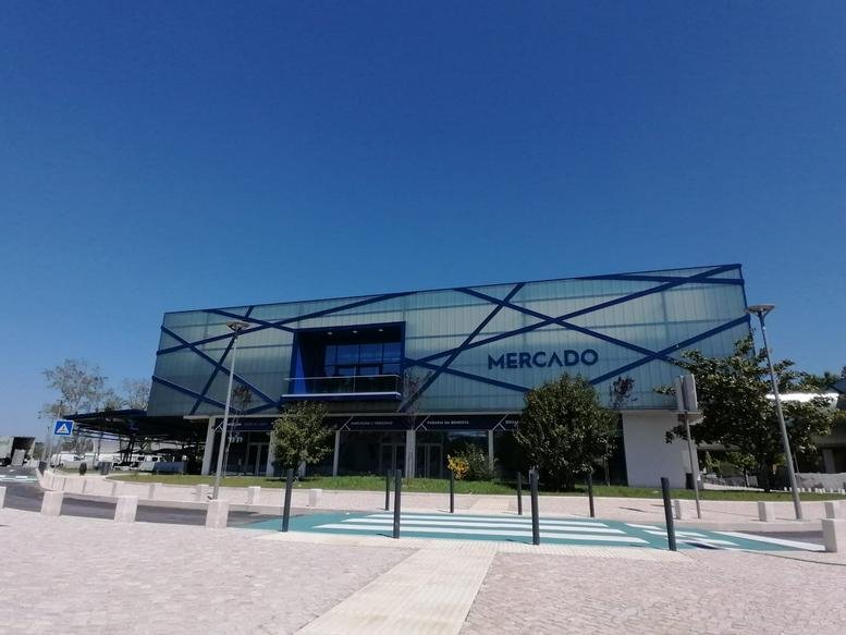 Modern glass-facade exterior of the Avenida Cidade Maringá nº55, 1º Piso, Leiria building.