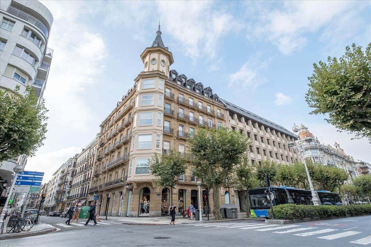 Grand historic exterior of Avenida de la Libertad 17, 2º, San Sebastian with a distinctive corner turret.