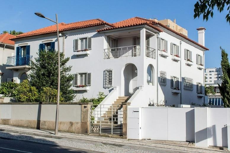 Exterior of the traditional white building at Avenida Marechal Gomes Da Costa, 1551, Porto.