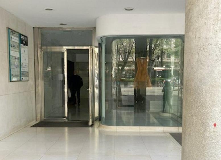 The glass-fronted building entrance at Avinguda Diagonal 453bis, Barcelona.