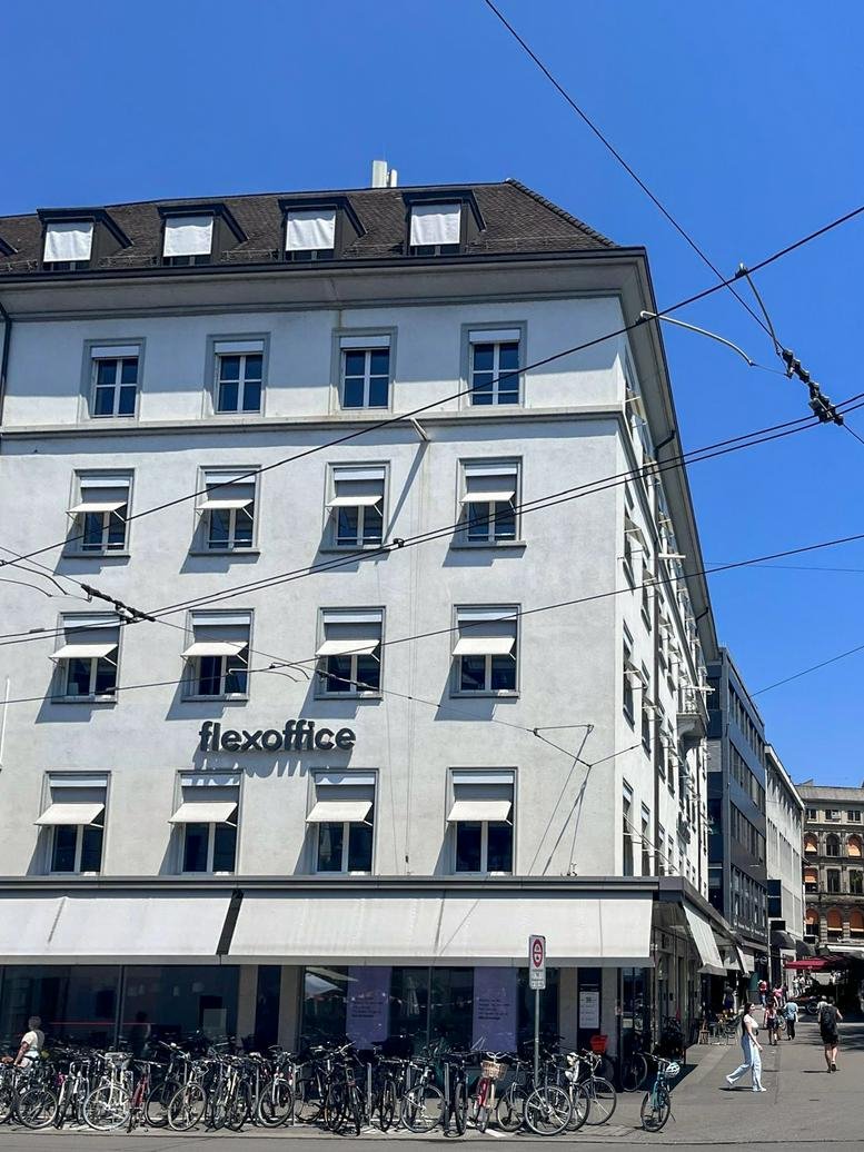 Exterior view of the white historic building at Barfüsserplatz 3.