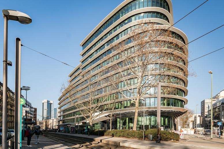 Exterior view of the curved glass-facade Kreisler building in Frankfurt.