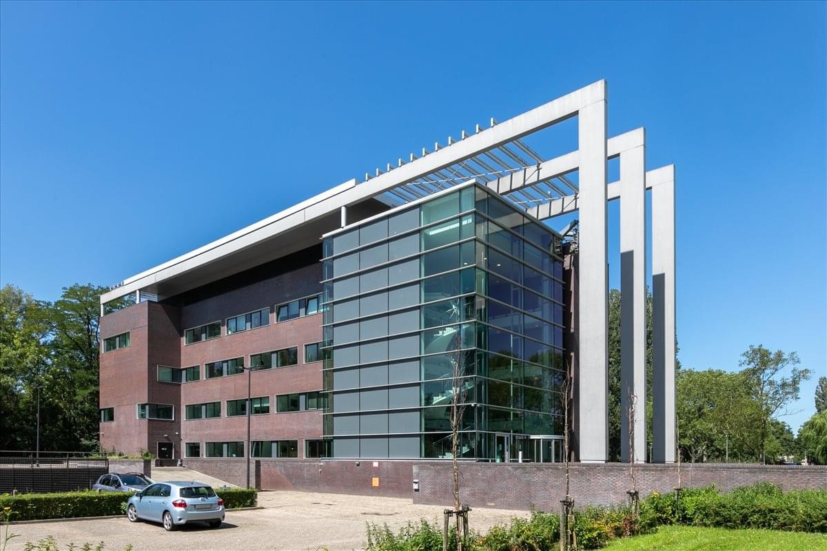Exterior view of the glass-facade building at Bavincklaan 7, Amstelveen.