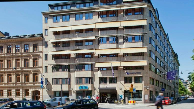 Exterior view of the light-colored stone facade of Biblioteksgatan 29 in Sweden, Stockholm.