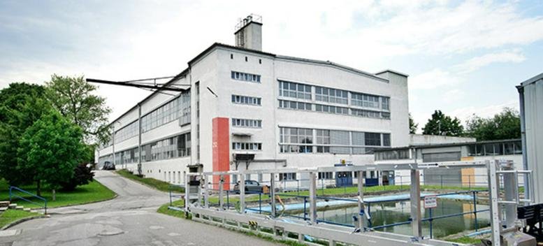 Exterior view of the industrial-style office building at Brunhamstraße 21, Munich, Bavaria.