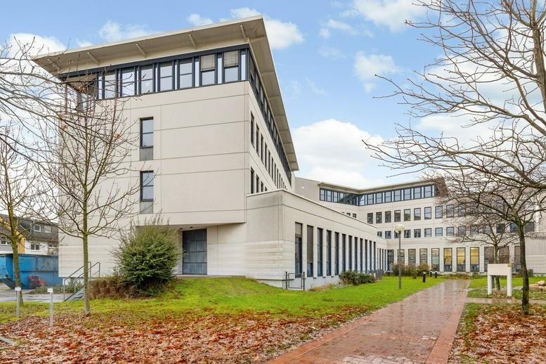 Exterior view of the multi-story commercial building at Brunnenweg 19-21, Weiterstadt.