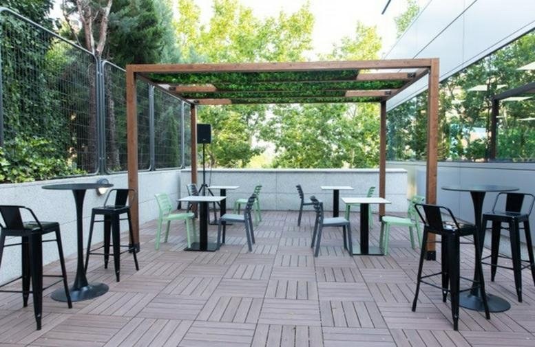 Spacious outdoor terrace at Calle Castillo de Turégano, 3 with tables and greenery.