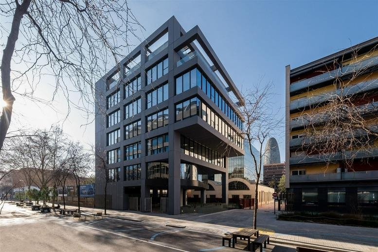 Exterior view of the modern glass and concrete building at Calle De Sancho De Ávila, 105, Barcelona.