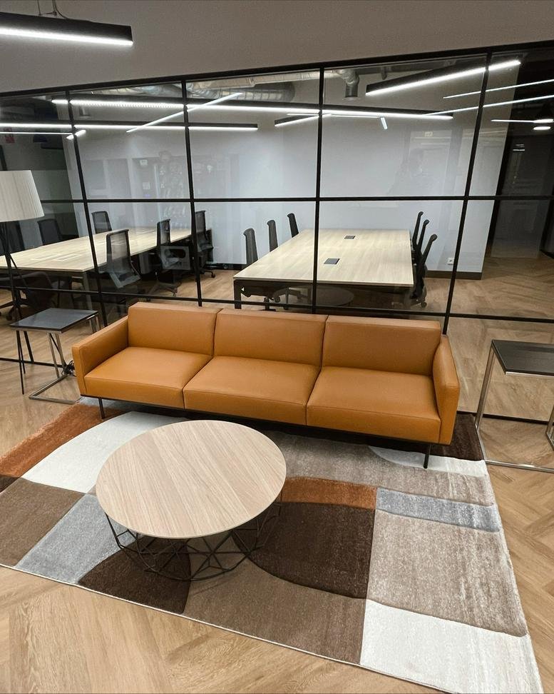 Spacious communal lounge at Calle de Velázquez 50, 5º, Madrid with a tan sofa and geometric rug.