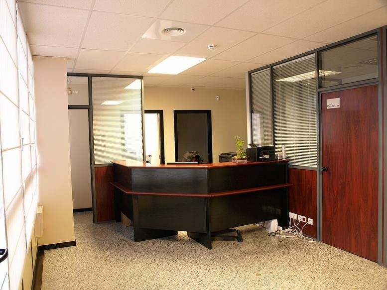 Spacious reception area and front desk at Edificio Paris, 2ª Planta Oficinas C, D, E, F.