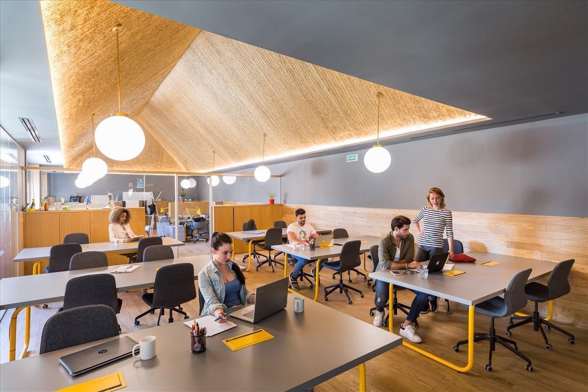 Spacious open-plan workspace at Calle Piamonte, 23, Chueca, Madrid featuring a unique vaulted wooden ceiling.