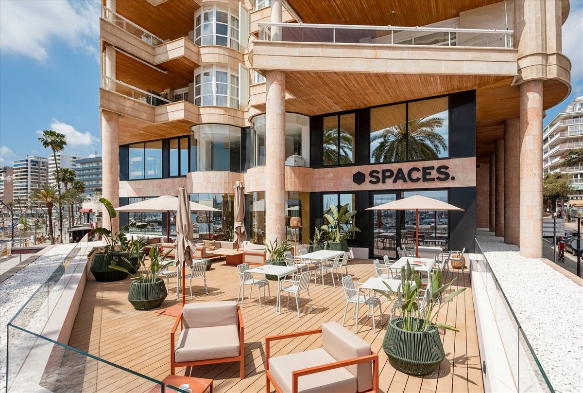 Exterior view of the Spaces building at Calle Monsenyor Palmer, 1 with a sun-drenched terrace.