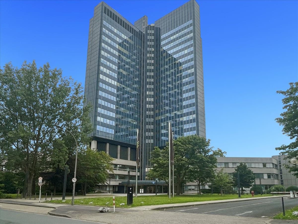 Distant exterior view of the tall office complex at Florianstraße 15-21 on a sunny day.