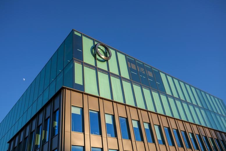 Modern exterior view of the glass-facade Fred Roeskestraat 115 building against a clear blue sky.