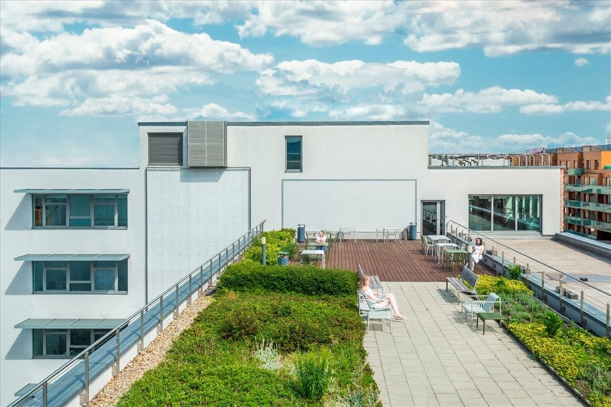 Exterior roof garden and terrace at Futó utca 37-45, Magyarország, Budapest.