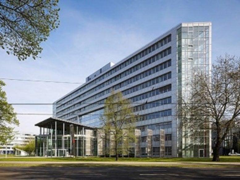 Exterior view of the contemporary glass and steel office building at Grafenberger Allee 293.