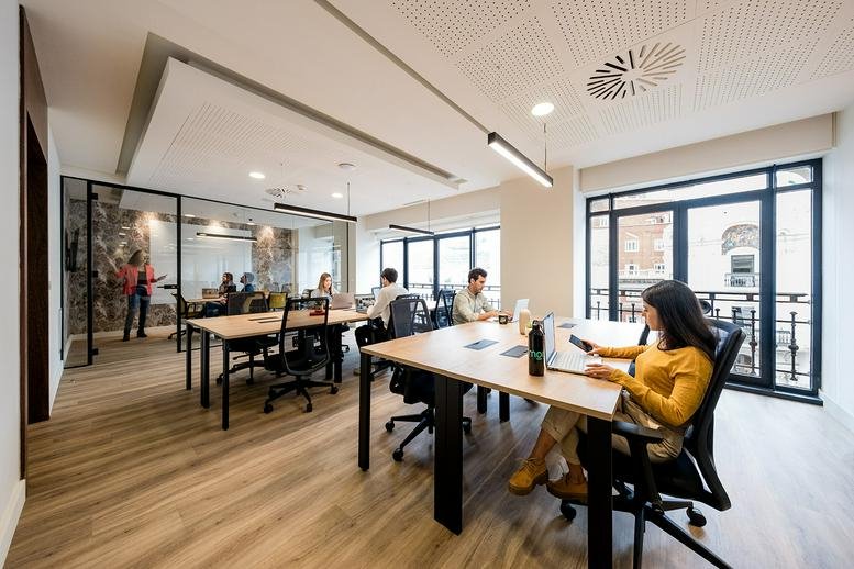 Spacious open-plan workspace at Gran Vía 4, Madrid, Spain featuring wooden floors and natural light.