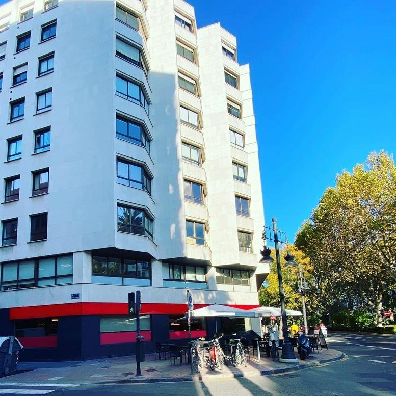 Exterior view of the white multi-story building at Gran Vía Marqués del Turía, 49-1º-1ª, Valencia.