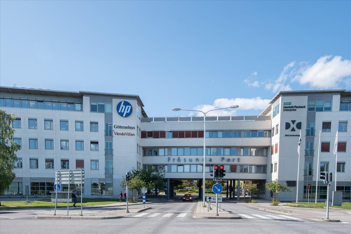Exterior view of the Frösunda Park building facade at Gustav III: s Boulevard 34.