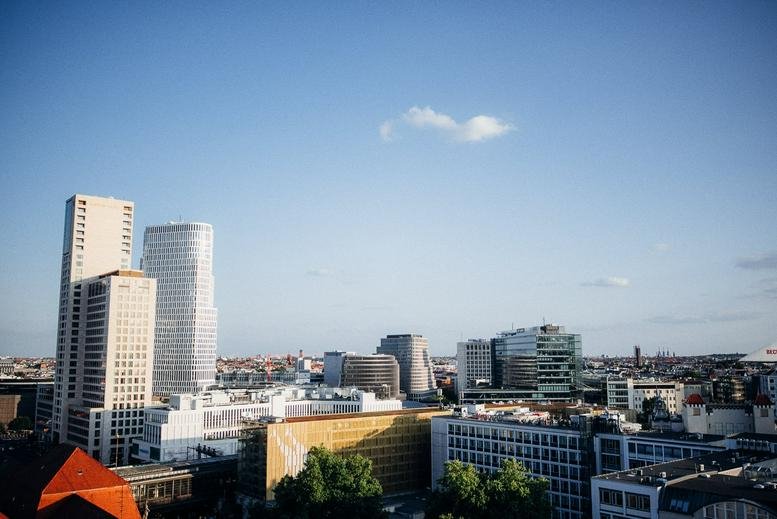 Exterior view of the Fintech Tower, Hardenbergstraße 32 in Berlin-Charlottenburg.