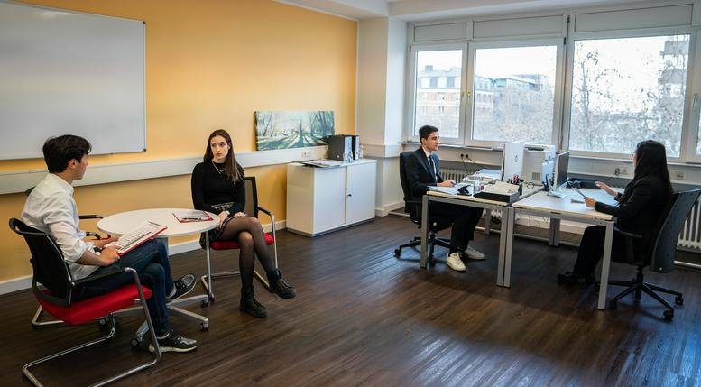 Spacious open-plan workspace at Hanauer Landstr. 204 featuring large windows and collaborative seating areas.