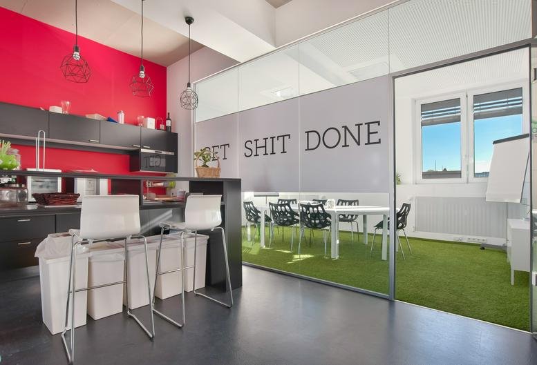 Spacious communal kitchen and breakout area at Hanauer Landstraße 340, 1. OG links with a red feature wall.