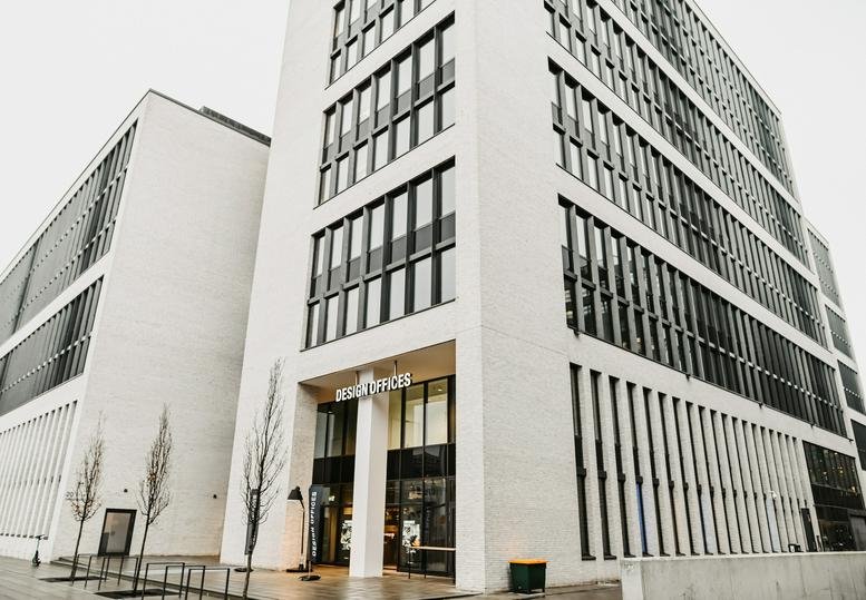 Exterior view of the white facade and entrance at Heidenkampsweg 66, Hamburg, Schleswig Holstein.
