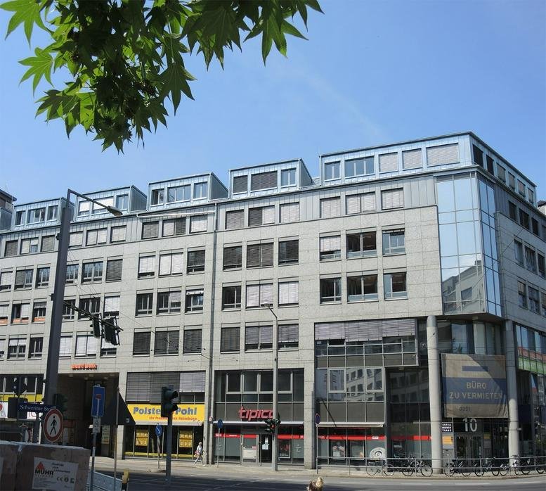 Exterior view of the multi-story office building at Hertha-Lindner-Straße 10-12.