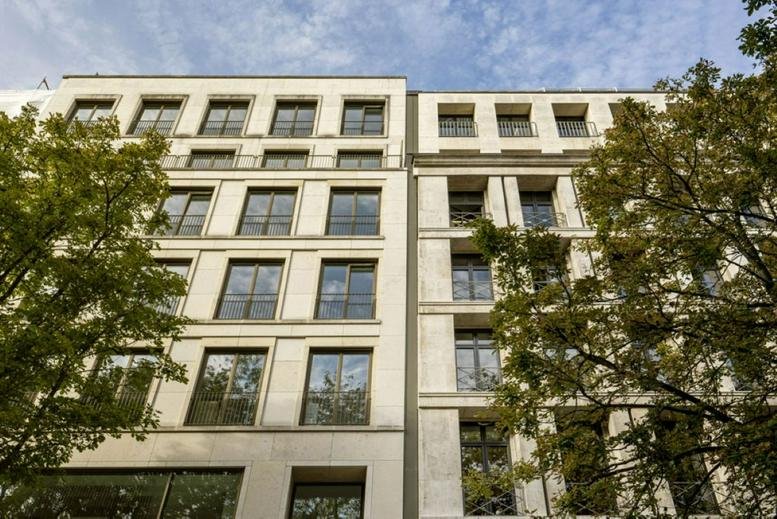 Exterior view of the light stone facade at Königsallee 19, KÖ 19.