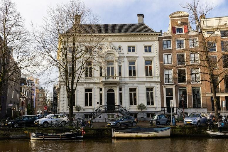 Exterior view of the historic canal house facade at Keizersgracht 452, Amsterdam.