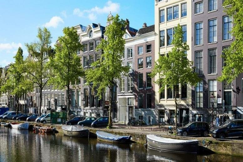 Exterior view of the historic canal-side building at Keizersgracht 482, Amsterdam.