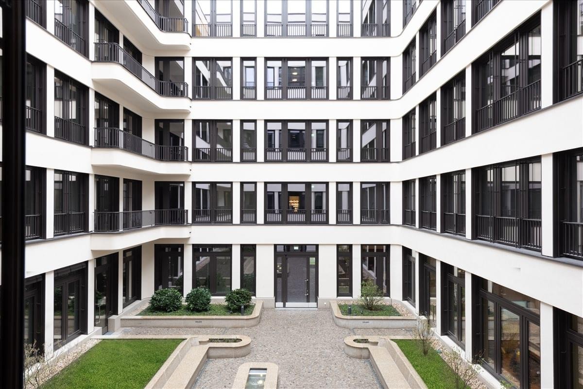 Exterior view of the white multi-story courtyard at Knesebeckstrasse 62/63.