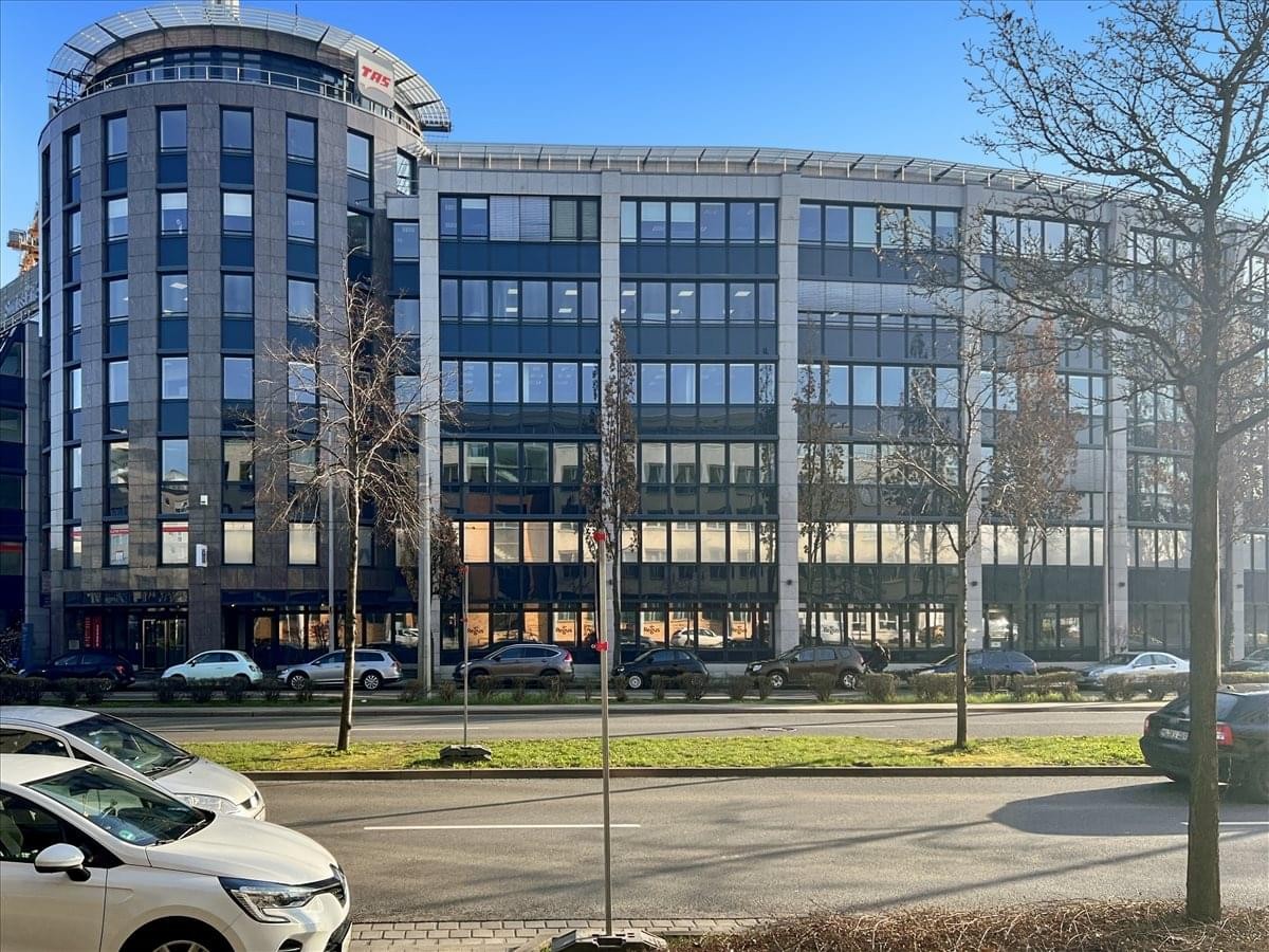 Exterior view of the contemporary office building at Kohlgartenstraße 11, Ground Floor, Atrium.
