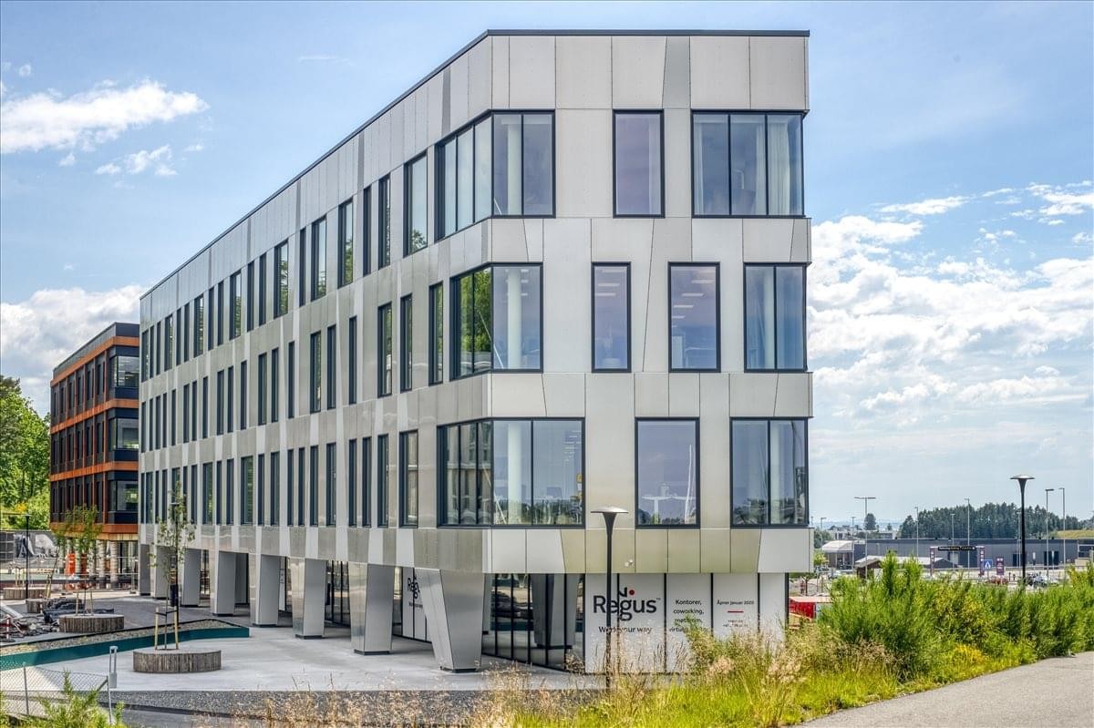 Exterior view of the modern glass and metal facade building at Lønningsveien 47, Blomsterdalen.