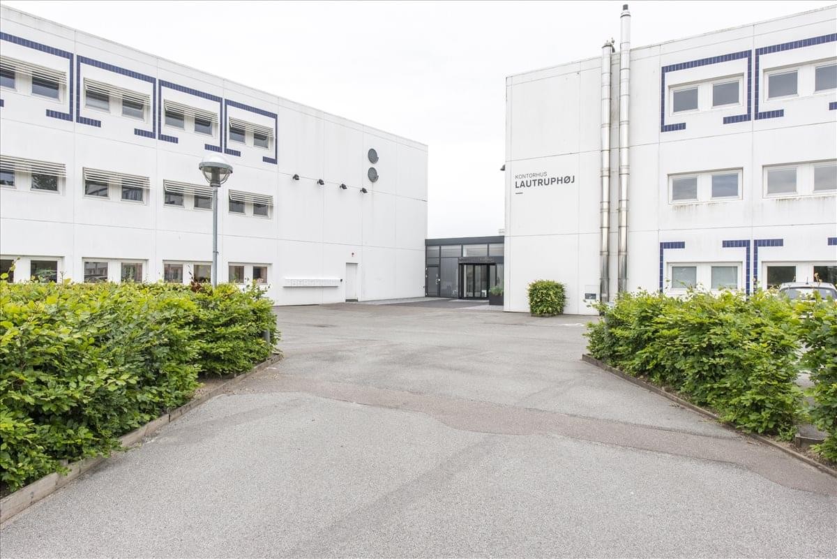 Exterior view of the modern white office building at Lautruphoej 1-3.