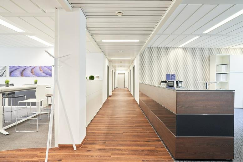 Modern reception desk with wooden accents at Lilienthalstraße 27, Hallbergmoos, Bavaria.
