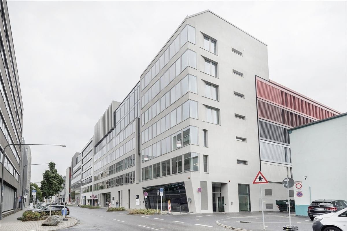 Exterior view of the modern multi-story office building at Lindleystraße 8A.