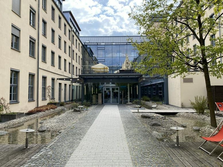 Exterior courtyard entrance of the München Campus Königsplatz, Brienner Strasse 45 a-d.